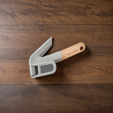 " Karaca x Refika Gadgets Knoblauchpresse mit Holzgriff "