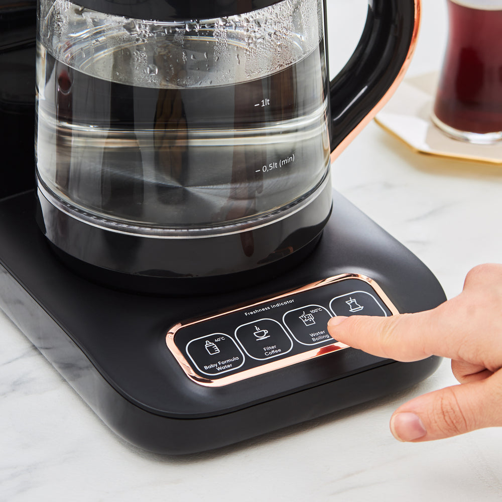 " Karaca Çaysever Robotea Pro 4 in 1 Sprechende Automatische Glas-Teemaschine, Wasserkocher und Filterkaffeemaschine 2500W Schwarz Kupfer "