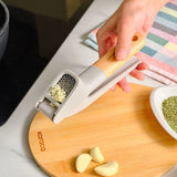 " Karaca x Refika Gadgets Knoblauchpresse mit Holzgriff "