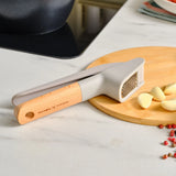 " Karaca x Refika Gadgets Knoblauchpresse mit Holzgriff "