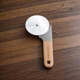 " Karaca x Refika Gadgets Pizzaschneider mit Holzgriff "