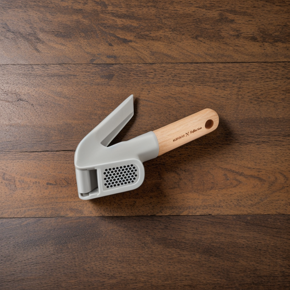 " Karaca x Refika Gadgets Knoblauchpresse mit Holzgriff "