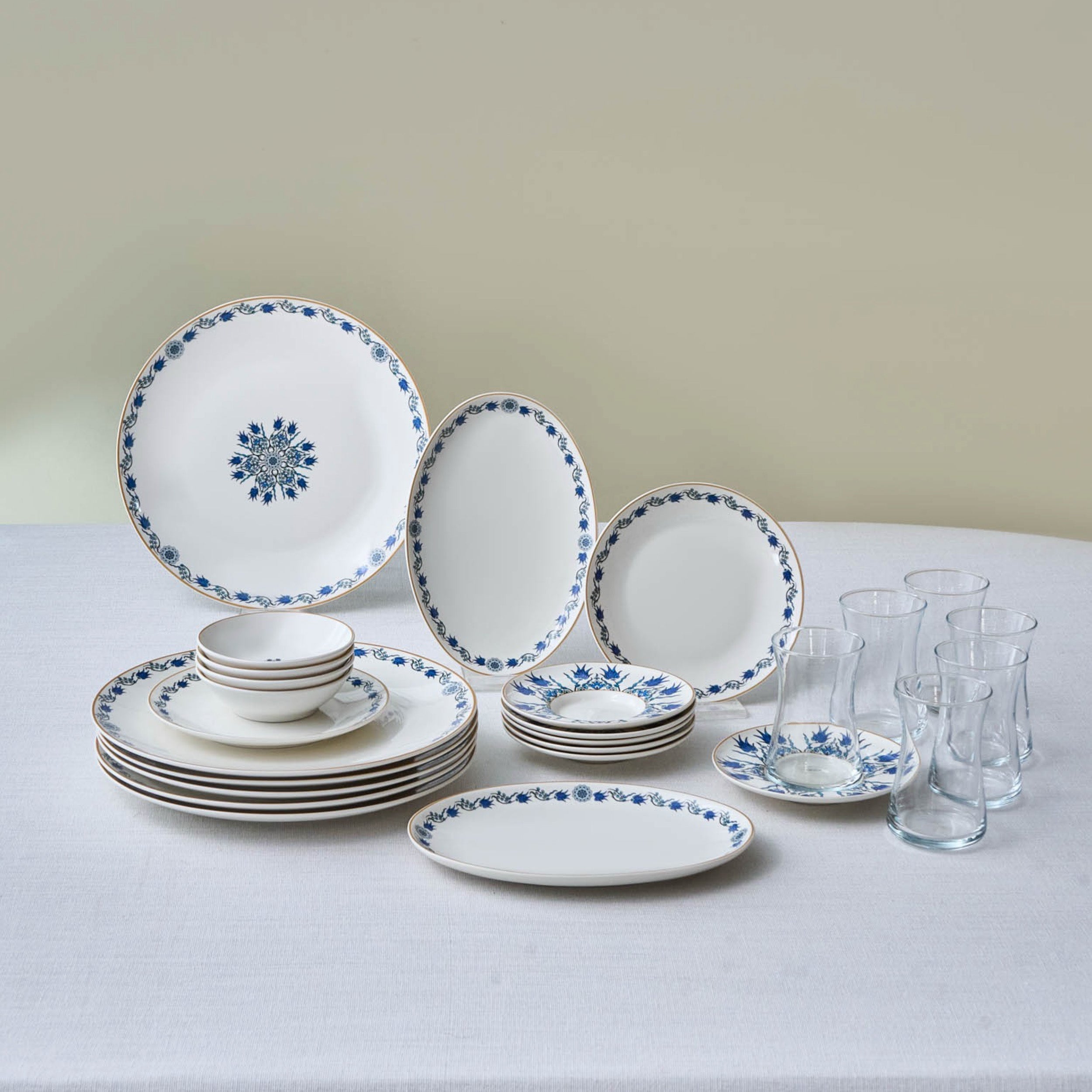 Karaca Bone China ?znik 26-teiliges Servierset für 6 Personen Mehrfarbig