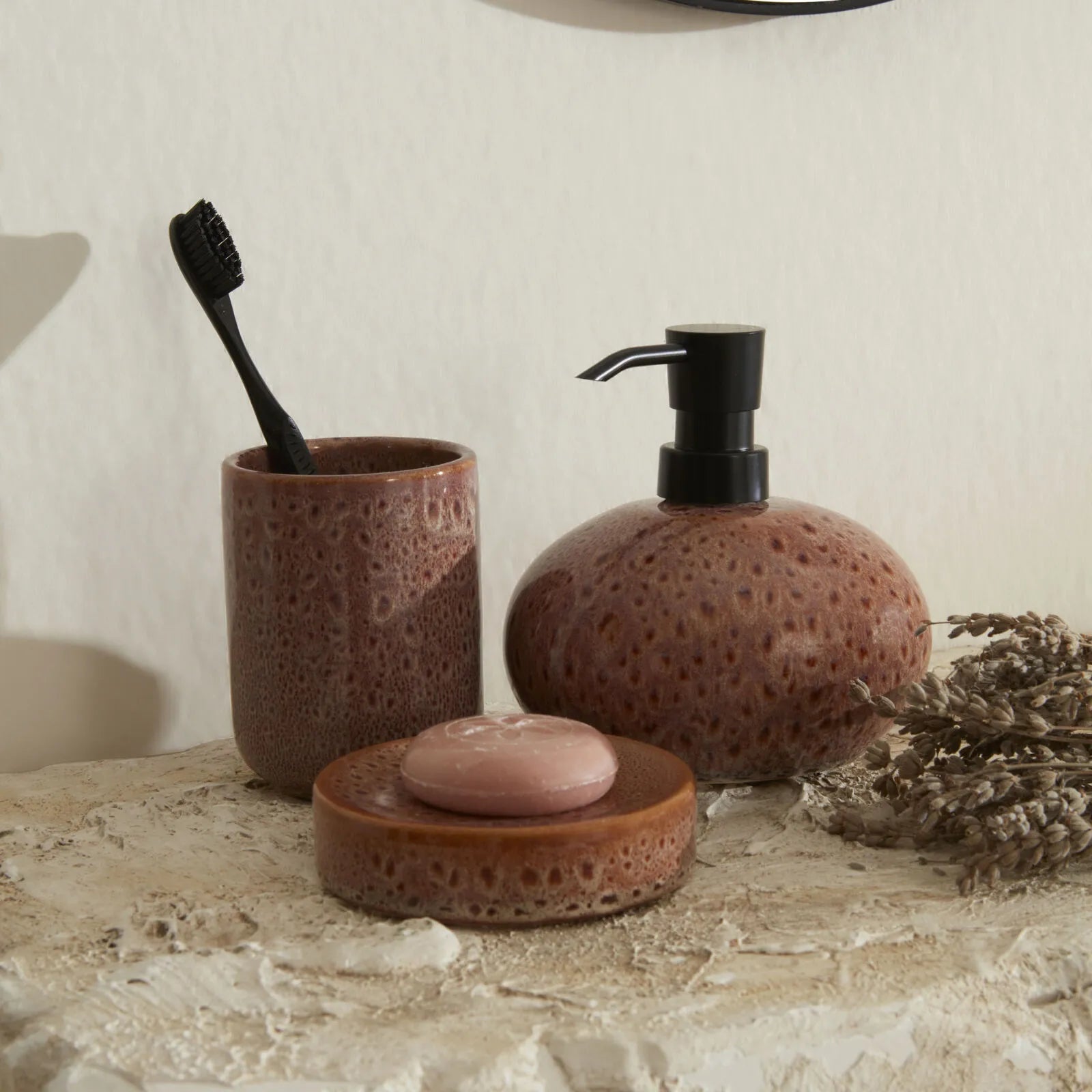 " Karaca Home Olivia 3-teiliges Badezimmer-Accessoire-Set in Pflaumenfarbe "