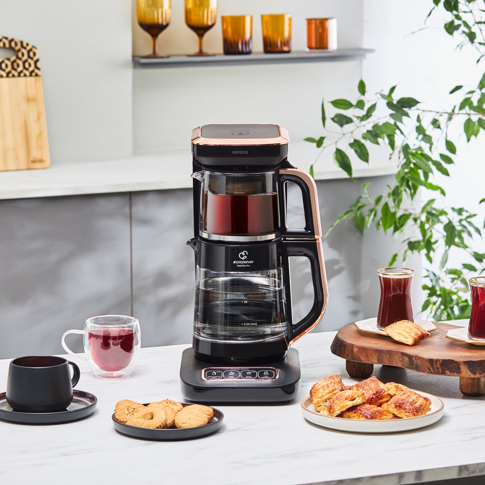 " Karaca Çaysever Robotea Pro 4 in 1 Sprechende Automatische Glas-Teemaschine, Wasserkocher und Filterkaffeemaschine 2500W Schwarz Kupfer "