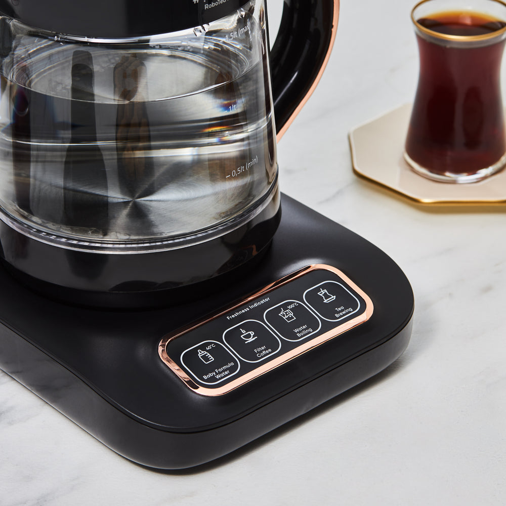 " Karaca Çaysever Robotea Pro 4 in 1 Sprechende Automatische Glas-Teemaschine, Wasserkocher und Filterkaffeemaschine 2500W Schwarz Kupfer "