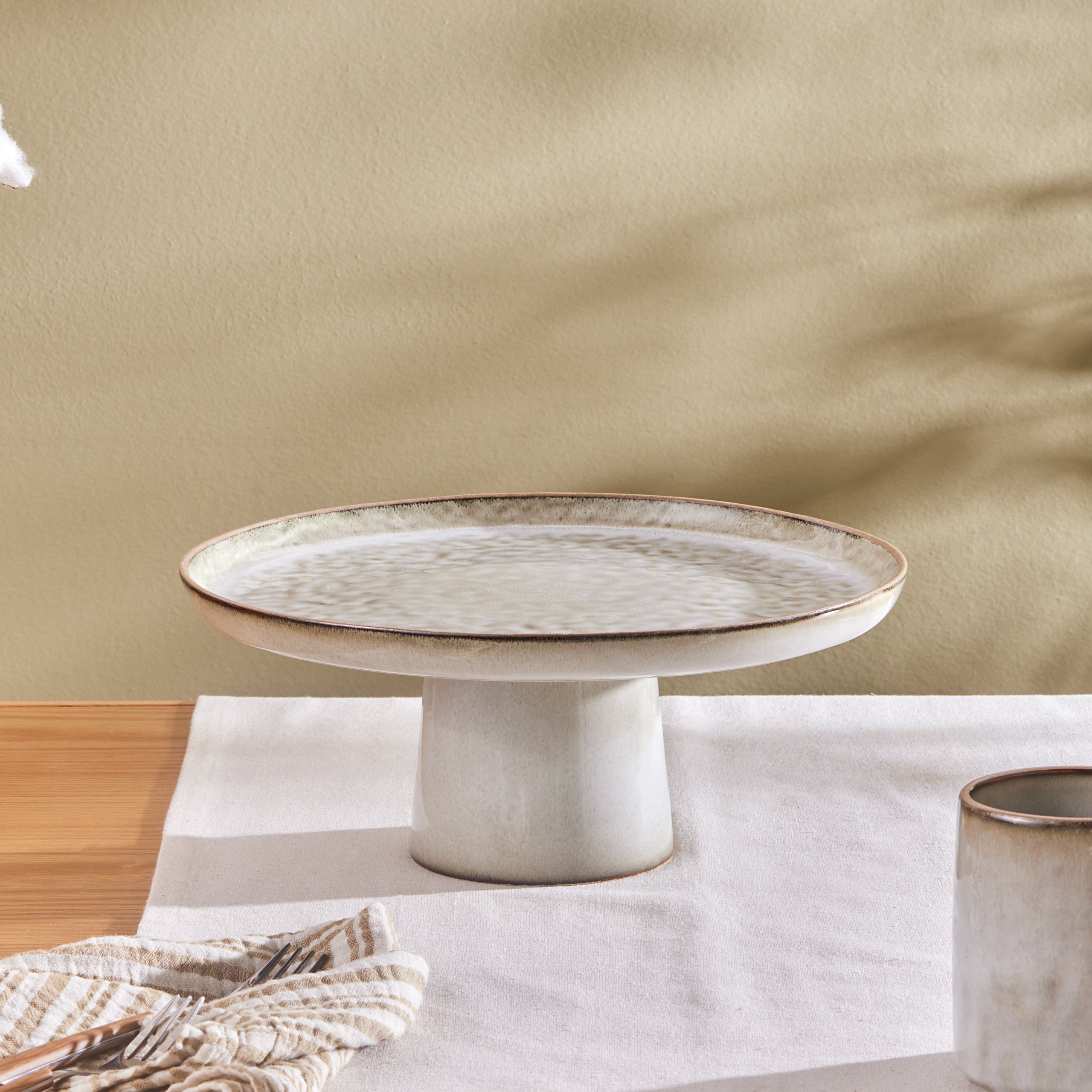 Karaca Rixton Keramische Tortenplatte 30.5 cm Beige