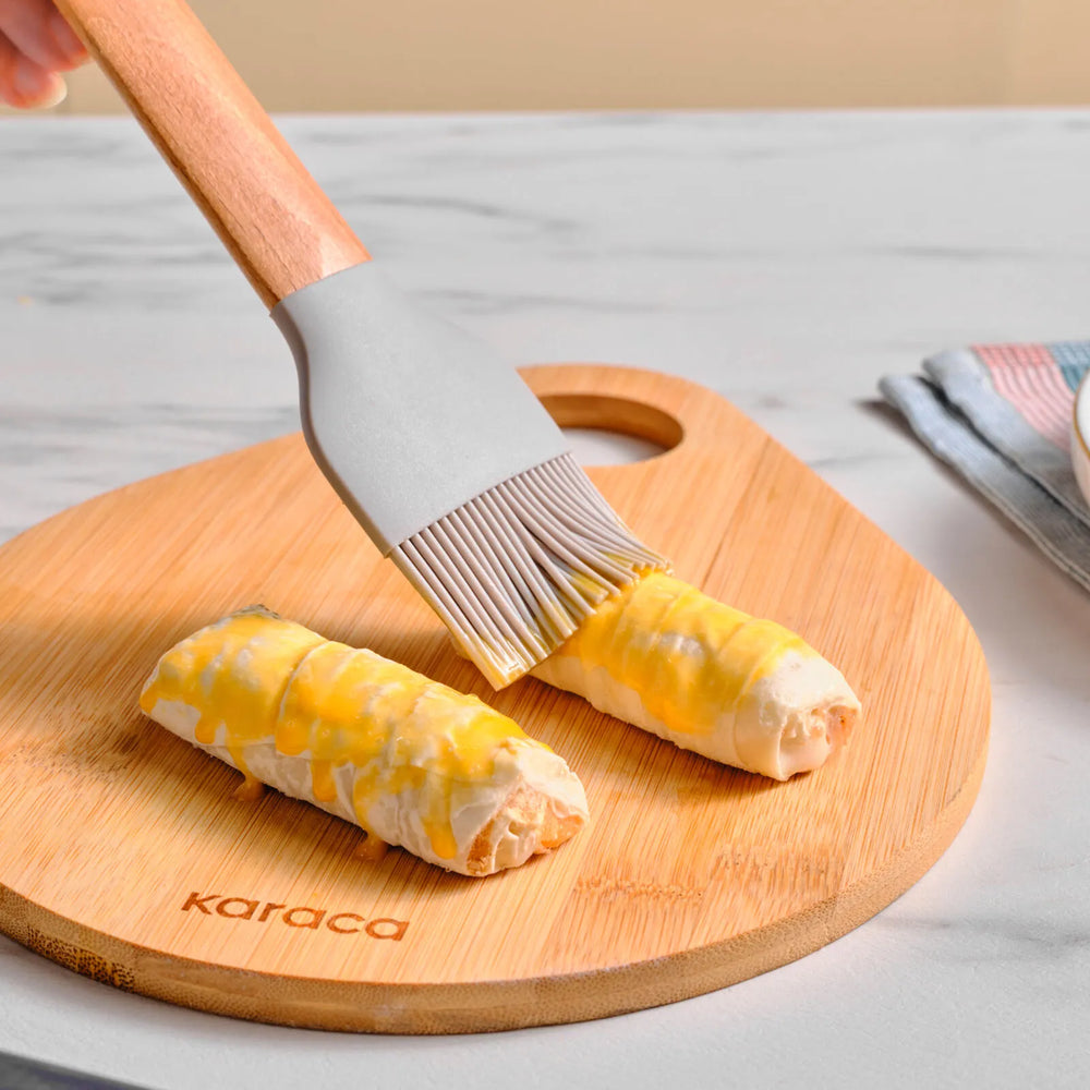 " Karaca x Refika Gadgets Silikonpinsel mit Holzgriff "