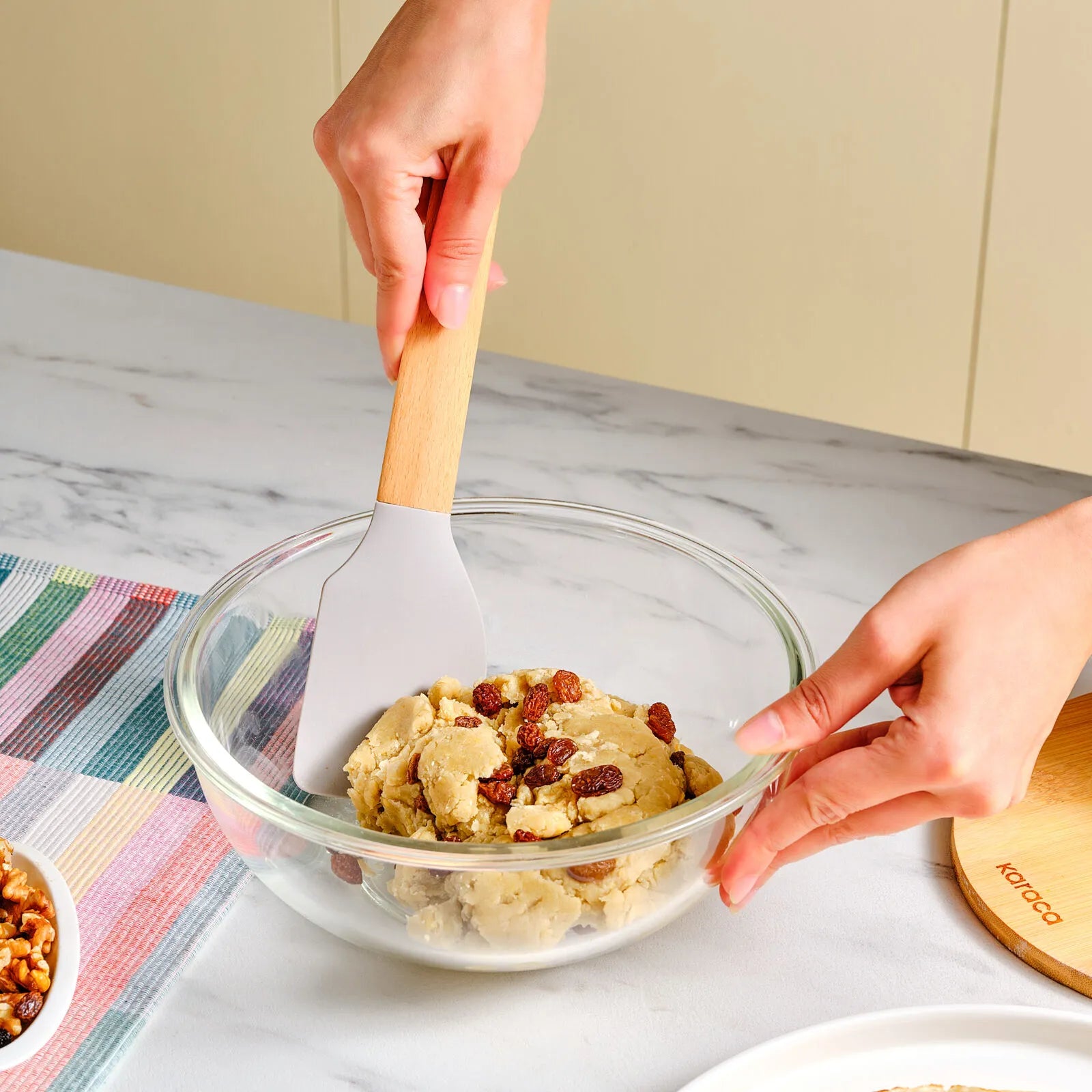 " Karaca x Refika Gadgets Silikon-Spatel mit Holzgriff "