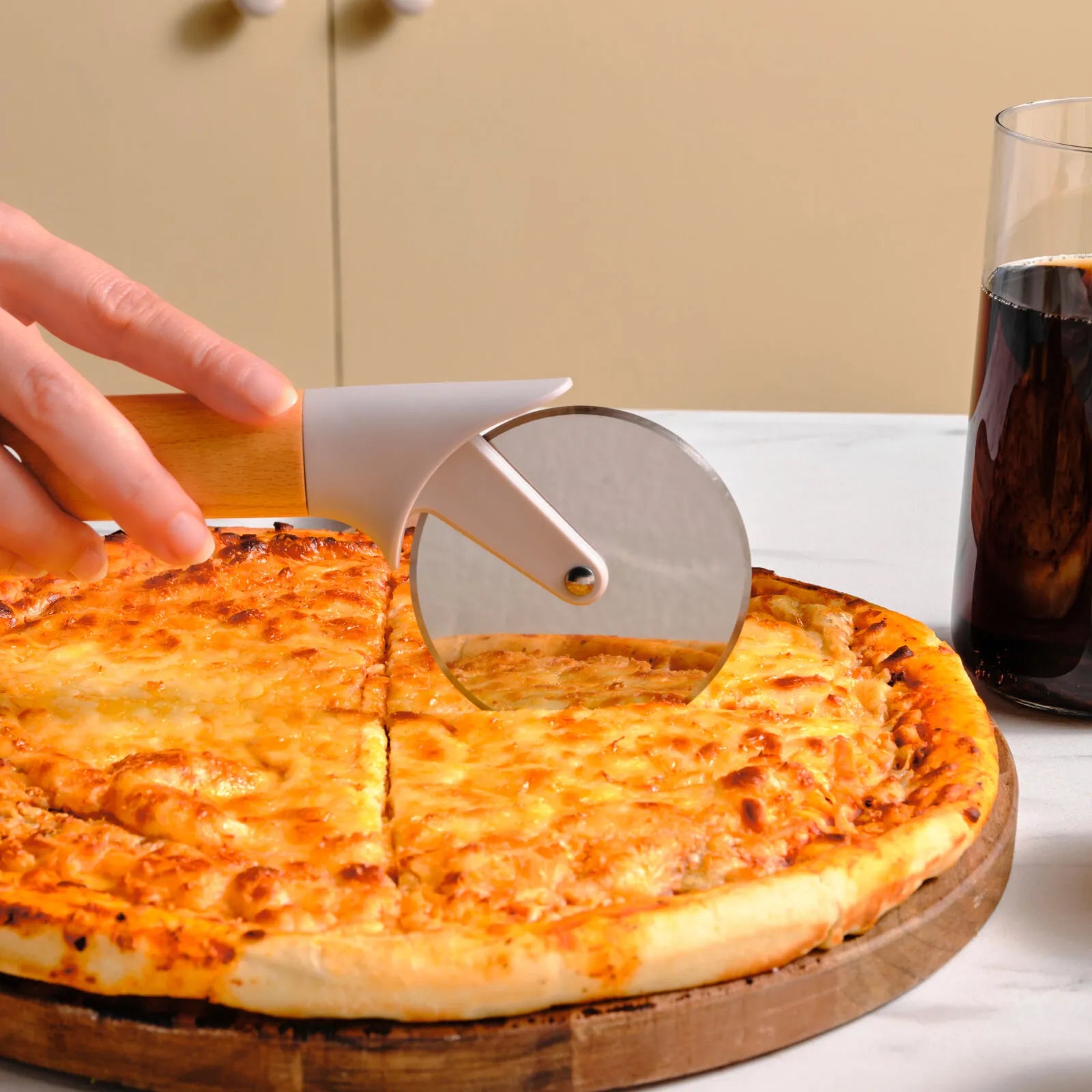 " Karaca x Refika Gadgets Pizzaschneider mit Holzgriff "