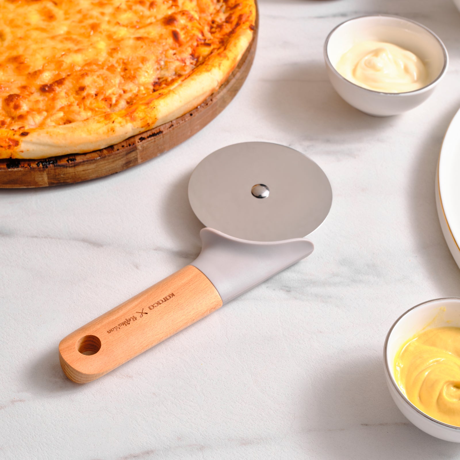 " Karaca x Refika Gadgets Pizzaschneider mit Holzgriff "