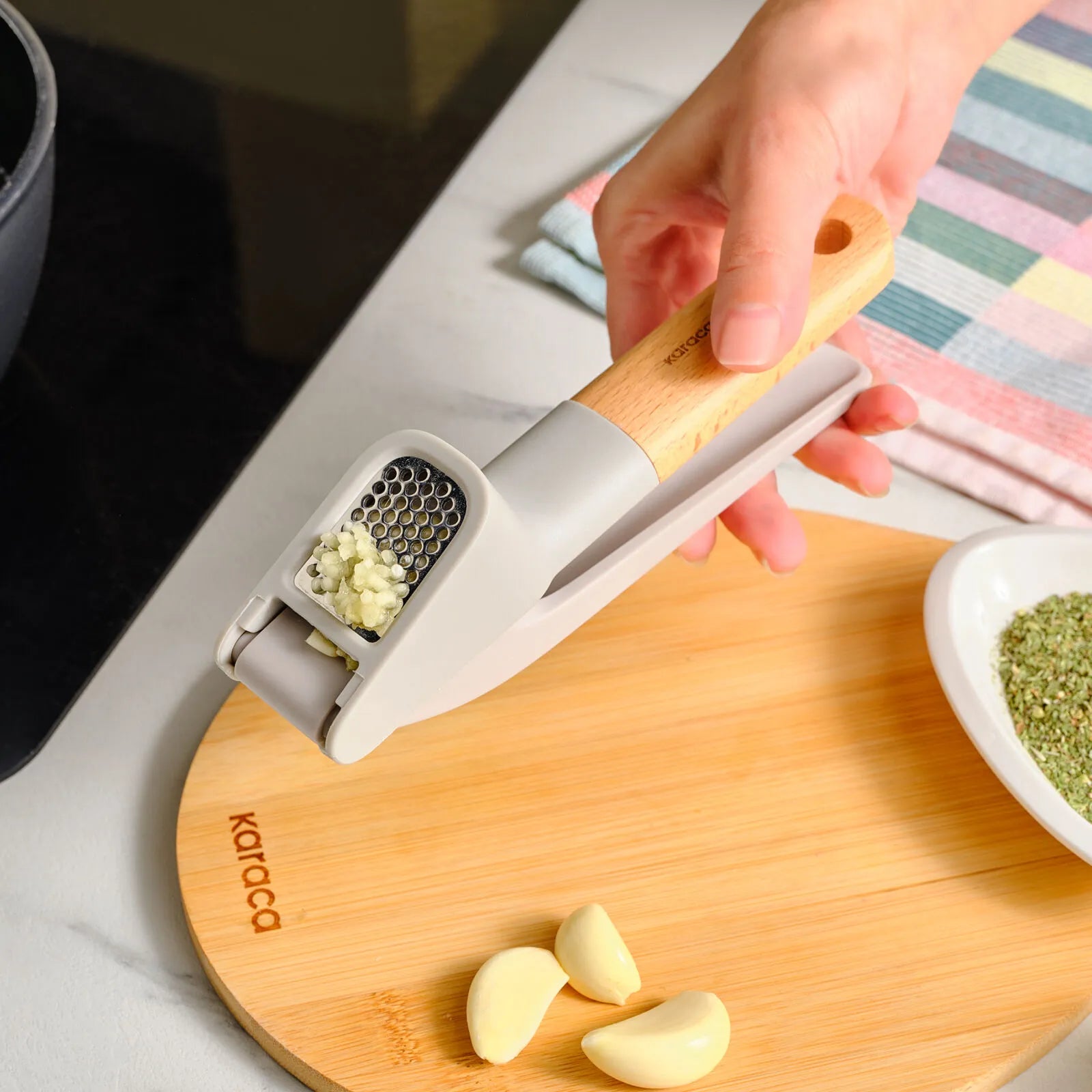" Karaca x Refika Gadgets Knoblauchpresse mit Holzgriff "