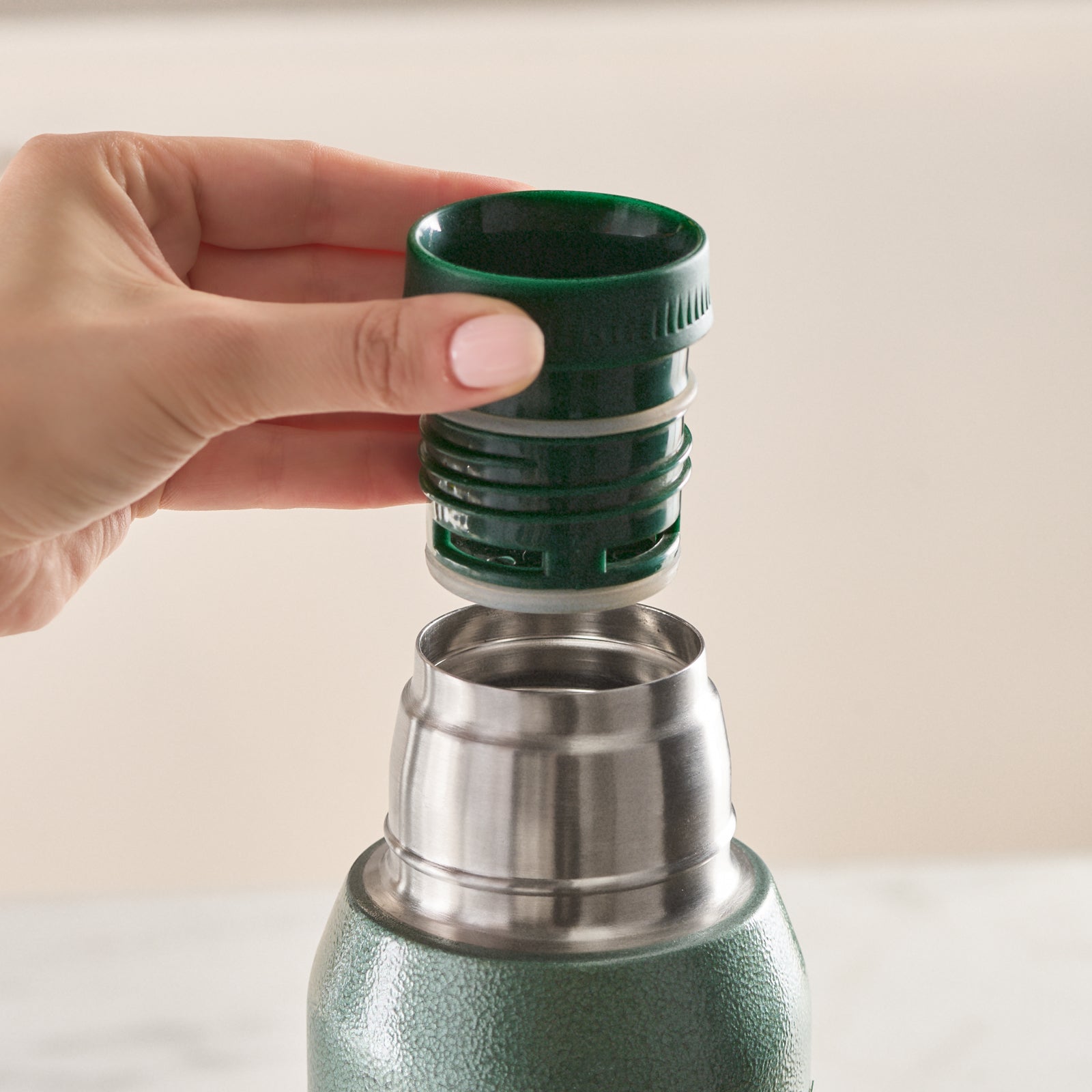 " Karaca Stansteel Auslaufsicherer Edelstahl-Thermos 1,3 L Grün "