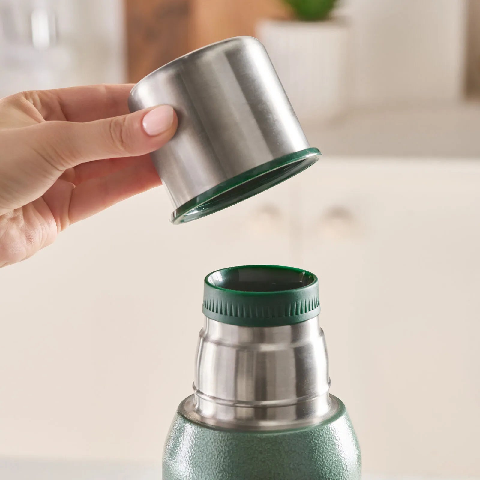 " Karaca Stansteel Auslaufsicherer Edelstahl-Thermos 1,3 L Grün "