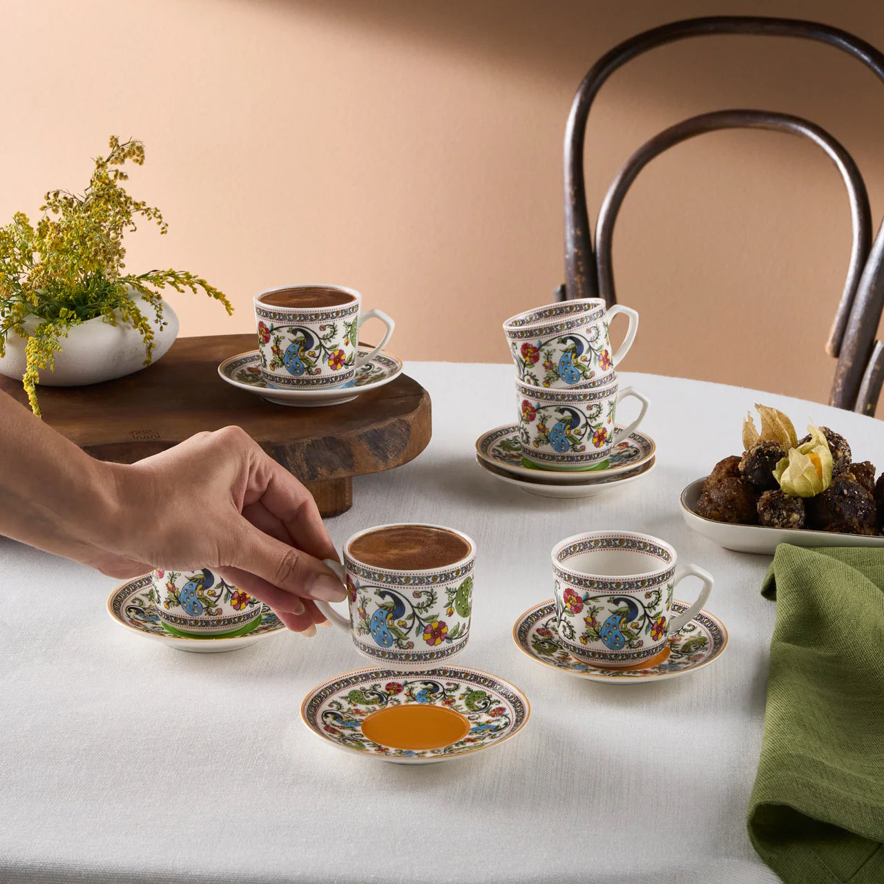 Karaca Yasemen 12-teiliges Bone China Espresso Türkisch-Kaffeetassen-Set für 6 Personen 80 ml Mehrfarbig