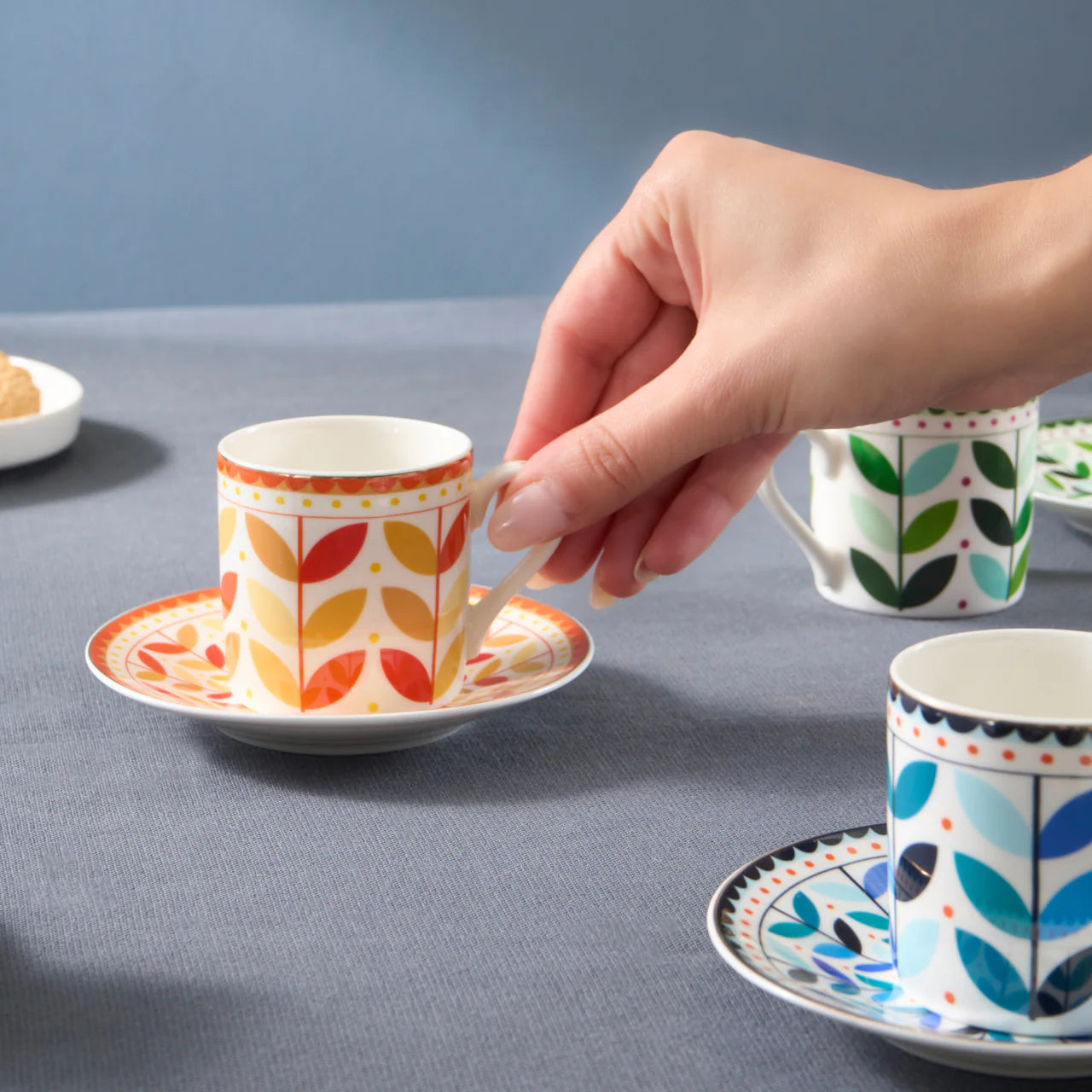 Karaca Tracy Gold 12-teiliges Bone China Espresso Türkisch-Kaffeetassen-Set für 6 Personen 80 ml Mehrfarbig