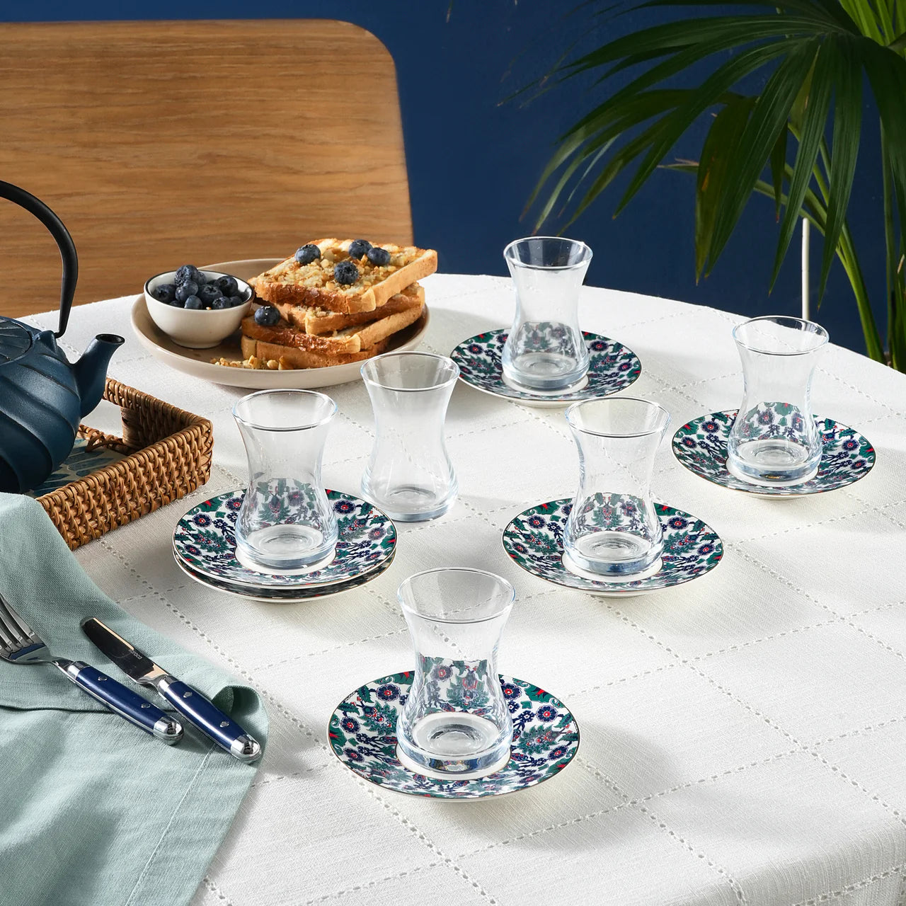 Karaca Edirne 12-teiliges Bone-China Türkisches Teeset für 6 Personen 130 ml Mehrfarbig