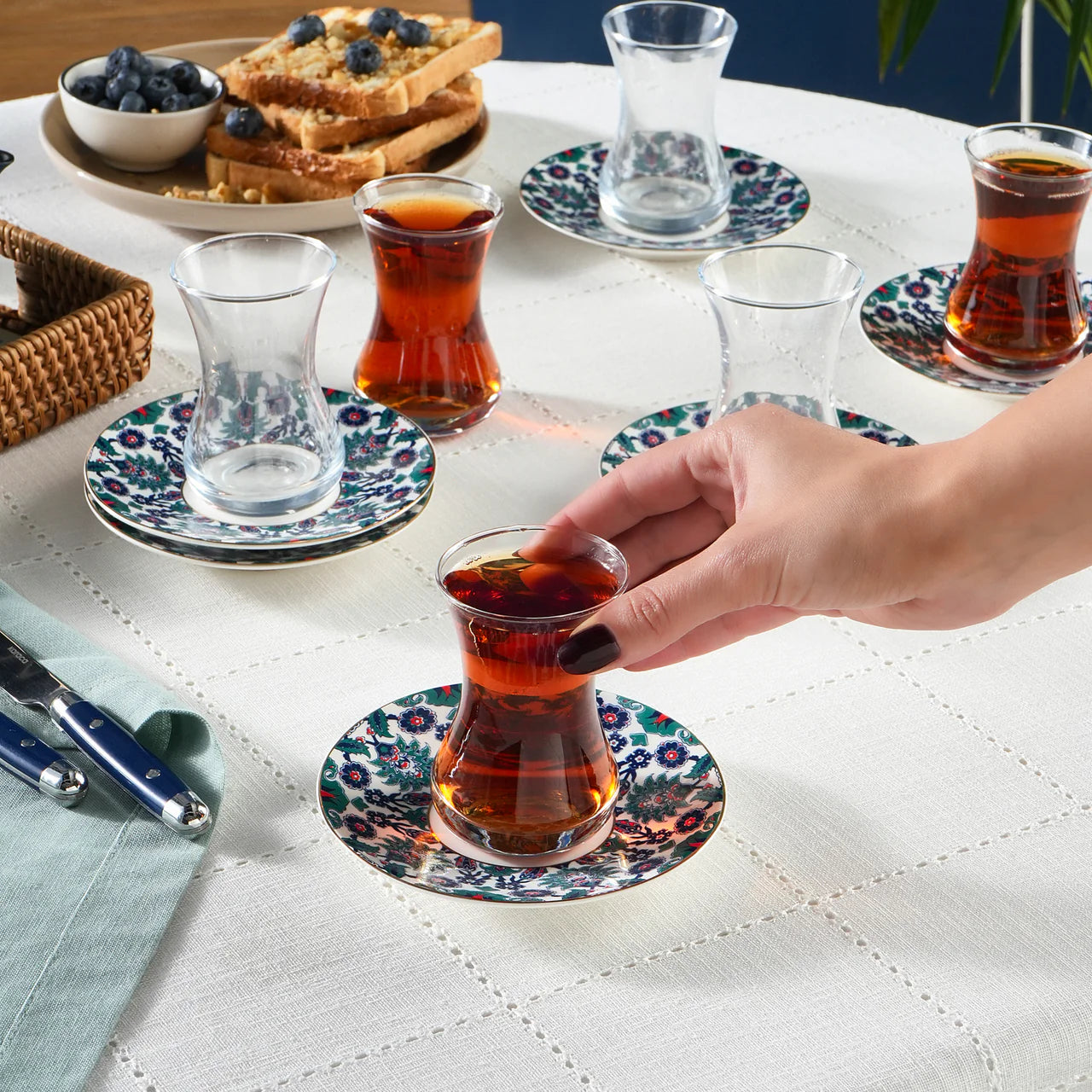 Karaca Edirne 12-teiliges Bone-China Türkisches Teeset für 6 Personen 130 ml Mehrfarbig
