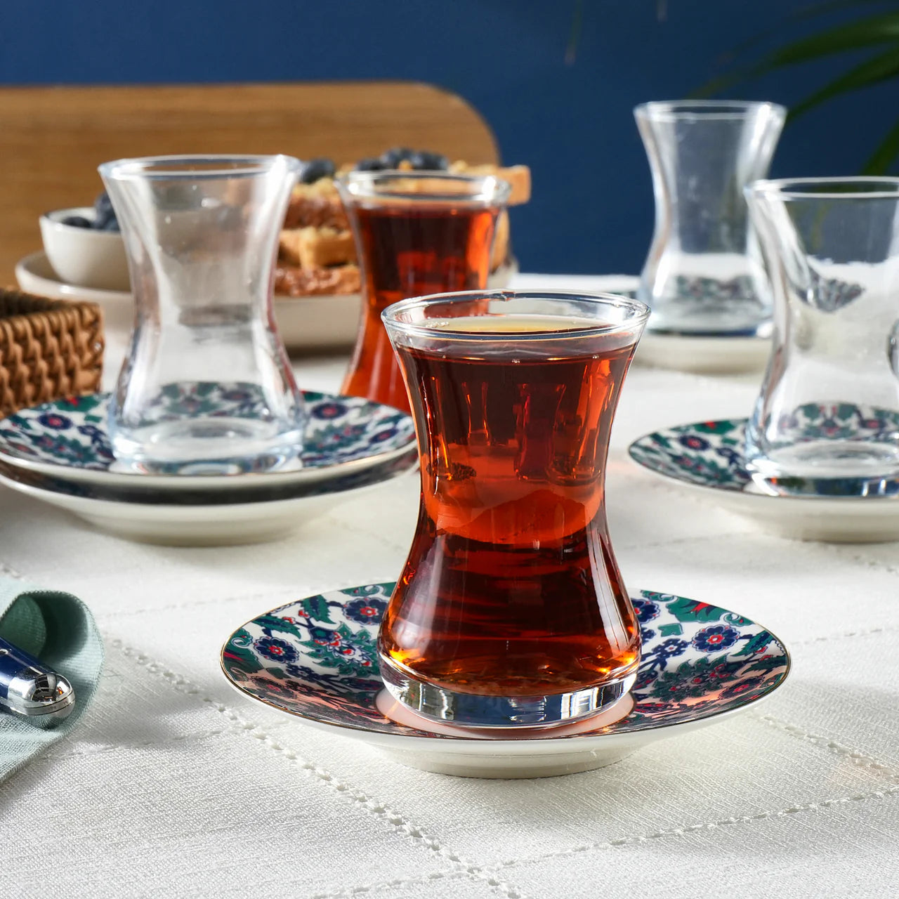 Karaca Edirne 12-teiliges Bone-China Türkisches Teeset für 6 Personen 130 ml Mehrfarbig