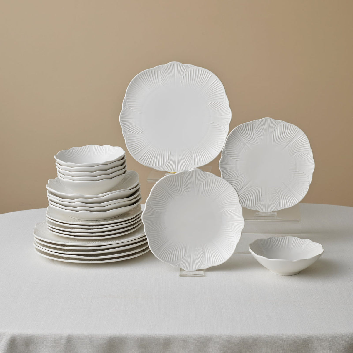 Karaca Bloom 24-teiliges Bone China Tafelservice für 6 Personen Weiss