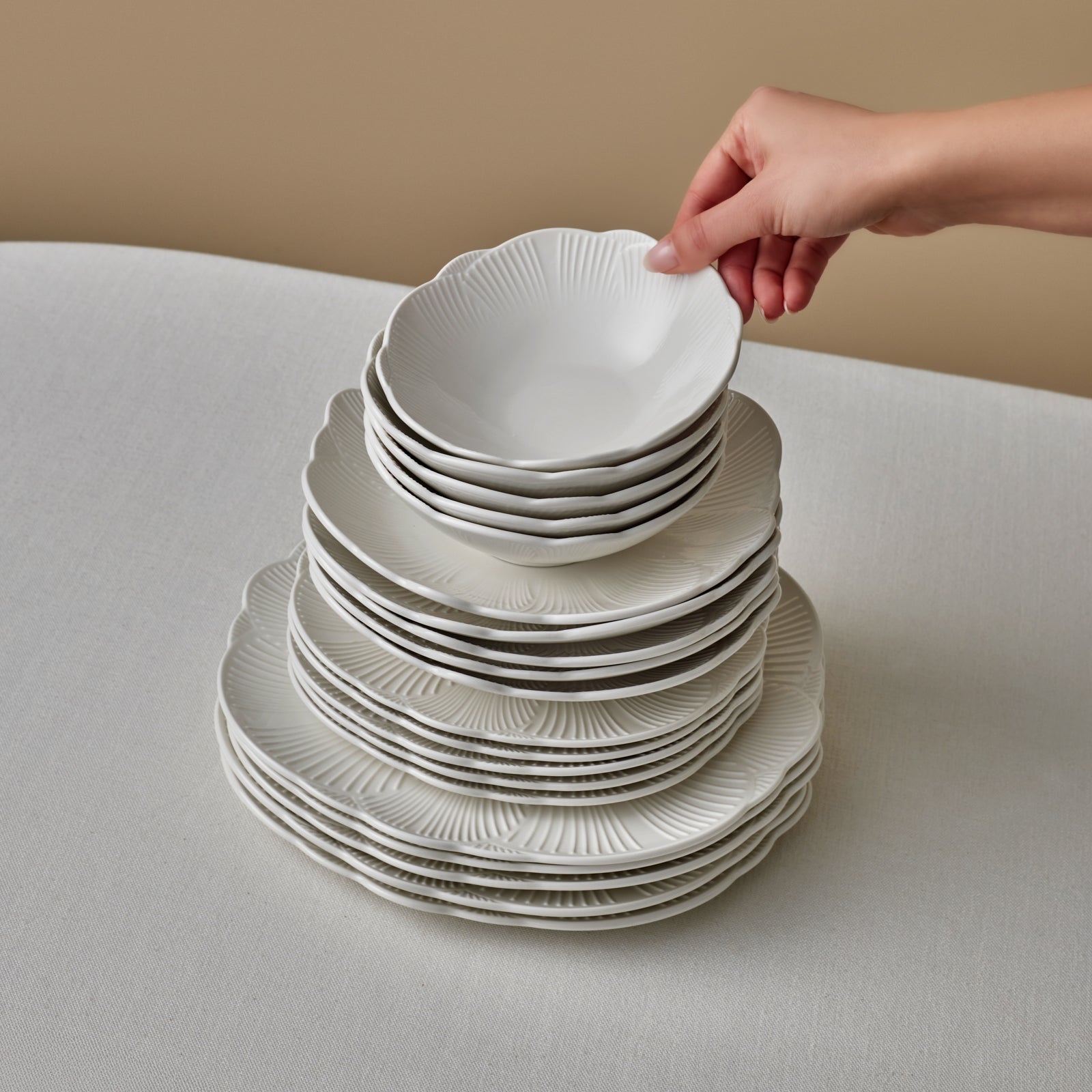 Karaca Bloom 24-teiliges Bone China Tafelservice für 6 Personen Weiss