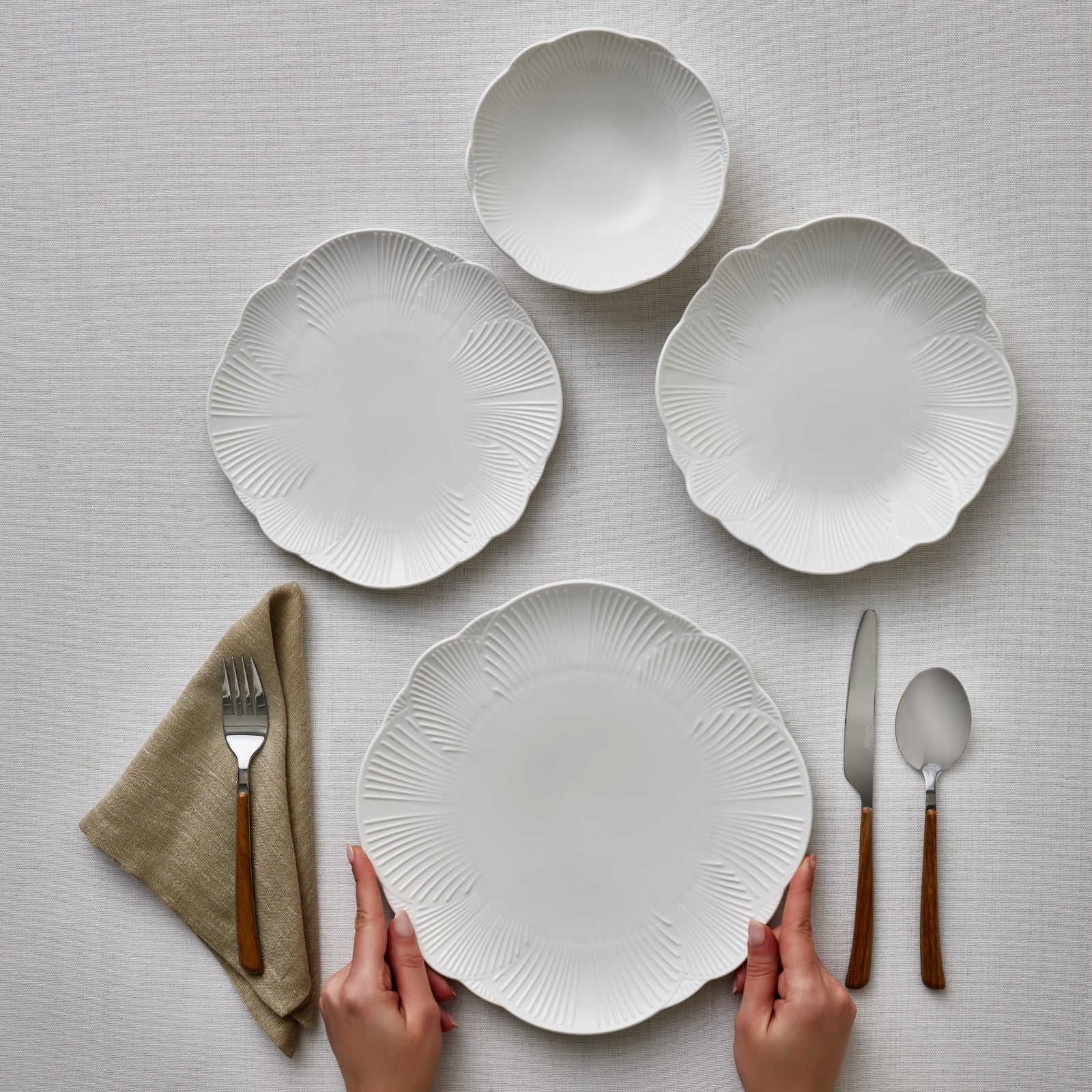 Karaca Bloom 24-teiliges Bone China Tafelservice für 6 Personen Weiss