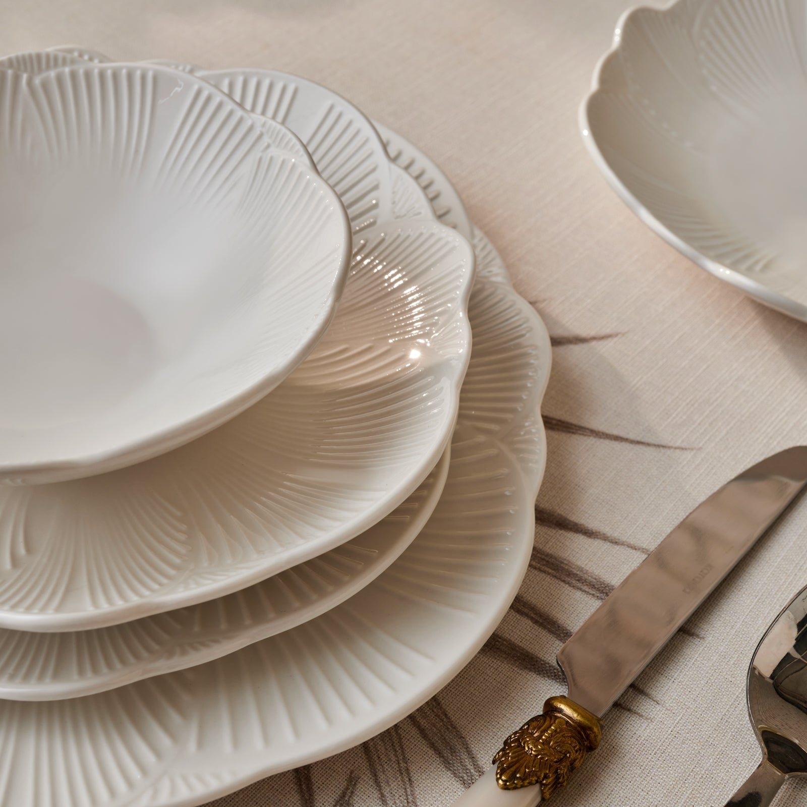Karaca Bloom 24-teiliges Bone China Tafelservice für 6 Personen Weiss